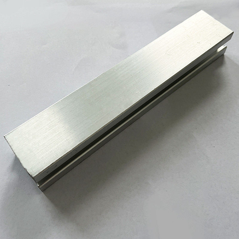 Rails de support de panneau solaire de l'alliage d'aluminium 1.2mm sur le toit 1.4kn/M2 en métal