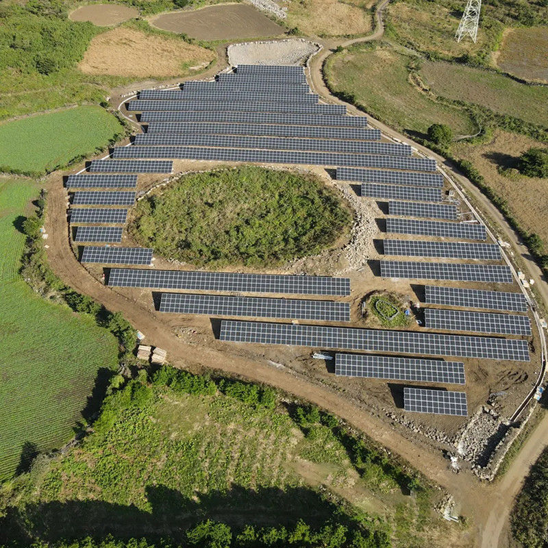 Fondation en béton support de montage de panneau solaire au sol résistant à la corrosion pour régler l'angle d'inclinaison