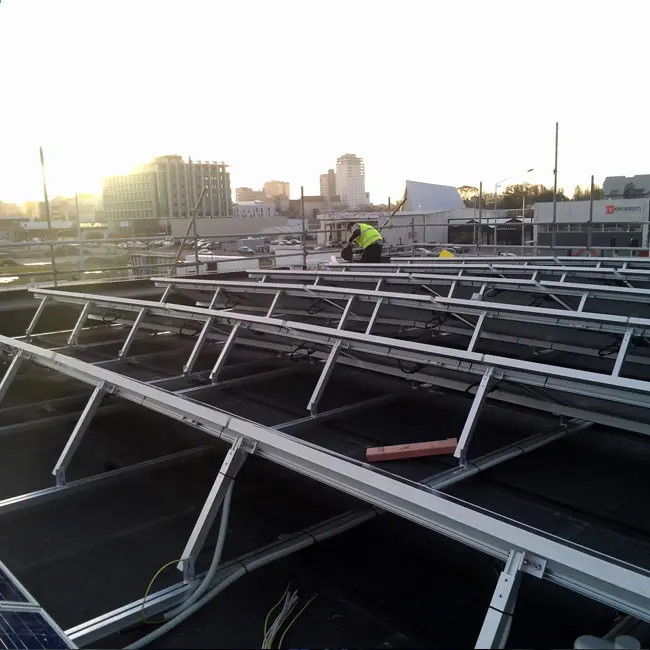 Système de montage de panneaux solaires en acier allié pour l'installation solaire sur toit plat et au sol