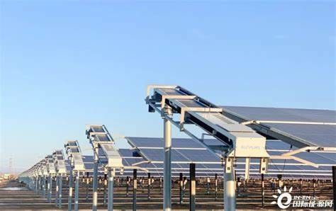 Importer un système de suivi photovoltaïque à axe unique d'une usine chinoise + Système d'autonettoyage des panneaux photovoltaïques