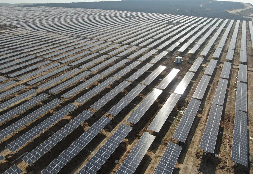 Importer un système de suivi photovoltaïque à axe unique d'une usine chinoise + Système d'autonettoyage des panneaux photovoltaïques