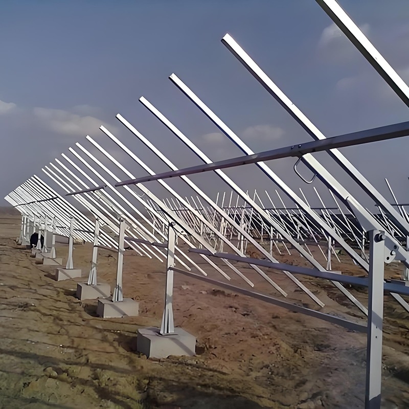 Supports de montage robustes pour panneaux solaires pour une solution de montage au sol avec connexion flexible pour les petites et grandes centrales solaires