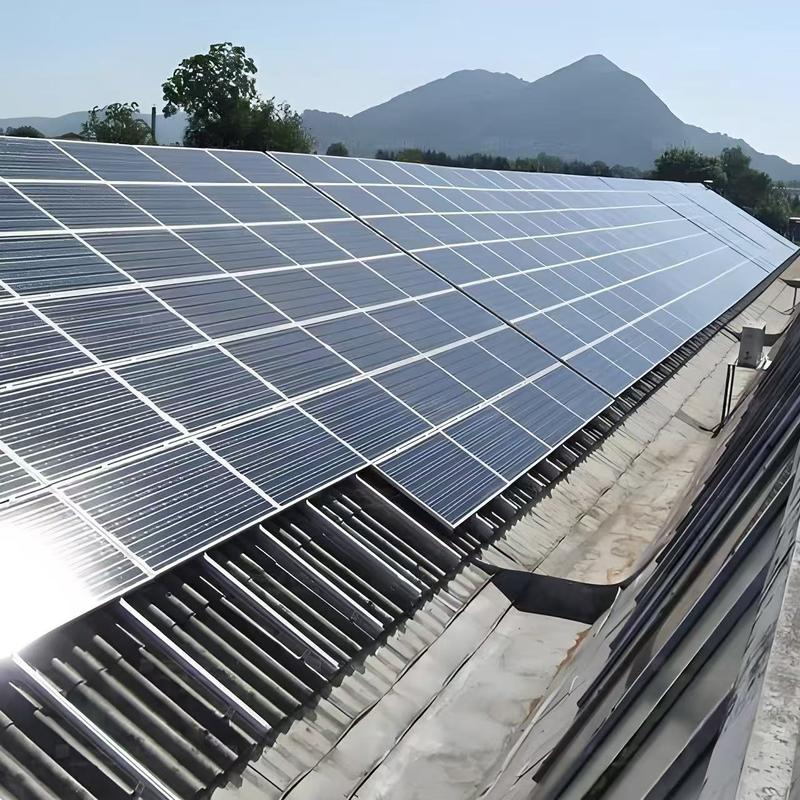 Installation en clips, pas de forage et support de montage sur le toit des panneaux solaires adaptés au drainage