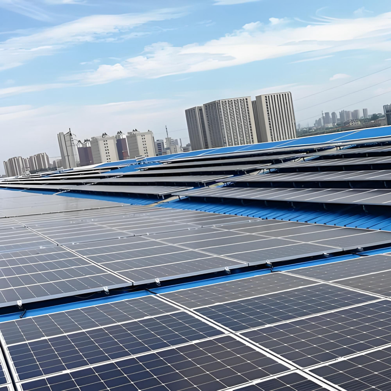 Offre de supports pour le montage de panneaux solaires sur les toits et d'installation de systèmes photovoltaïques commerciaux sur des toits métalliques