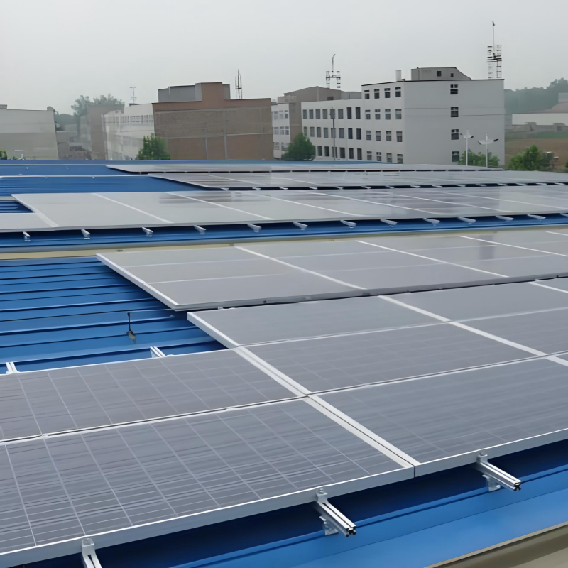 Des supports de montage de panneaux solaires sur le toit fournissent un support stable pour les panneaux solaires sur les toits métalliques avec une installation rapide