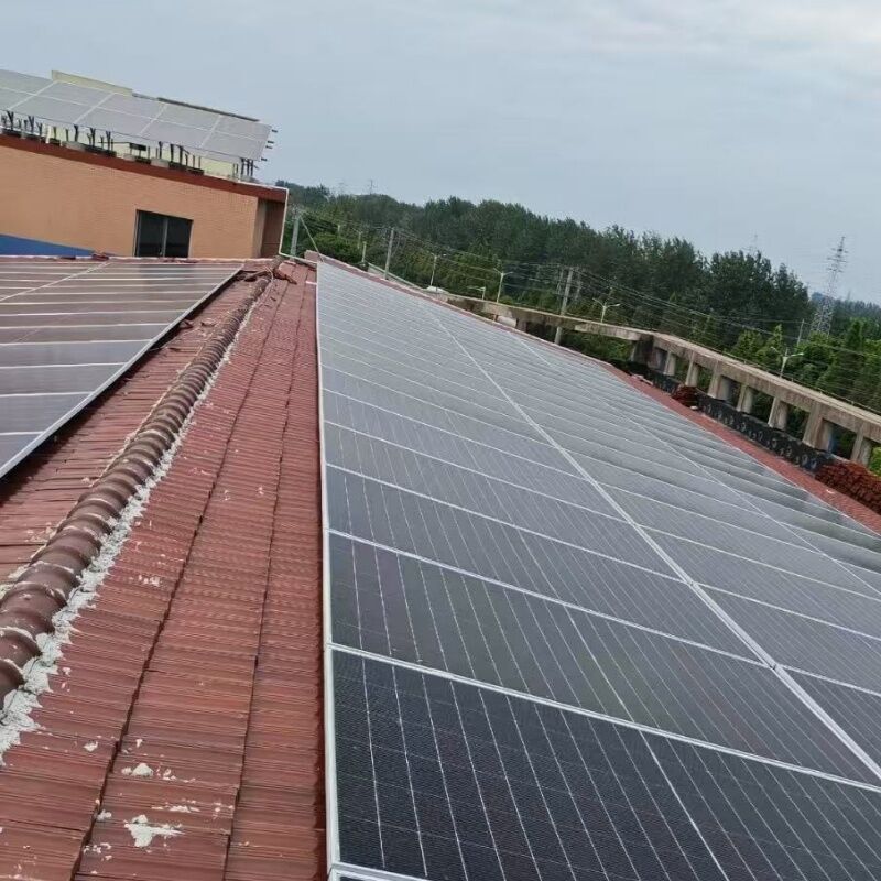 Supports de montage de panneaux solaires durables pour toitures avec pinces polyvalentes pour joints debout pour toits trapézoïdaux, ondulés et en tôle - Installation facile