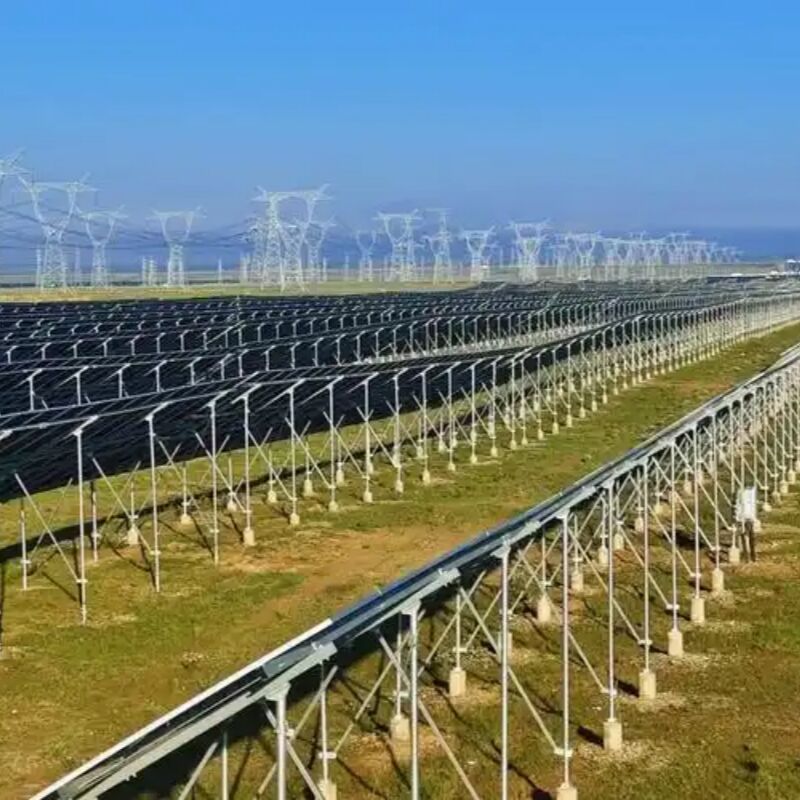 Montage au sol d'une ferme solaire lourde: un support robuste pour de grands ensembles, conçu pour une utilisation à grande échelle