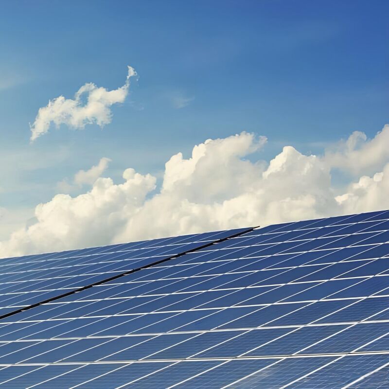 Des supports de montage sur le toit de panneaux solaires de grande capacité avec une charge de vent de 216 km/h et une garantie de 10 ans pour résister à l'accumulation de neige.