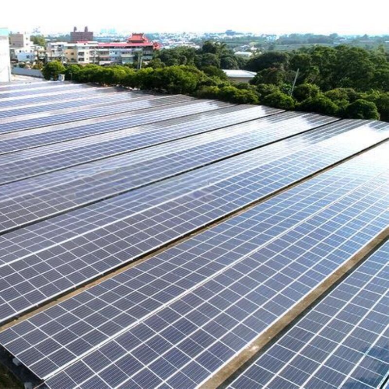 Des supports de montage sur le toit de panneaux solaires de grande capacité avec une charge de vent de 216 km/h et une garantie de 10 ans pour résister à l'accumulation de neige.