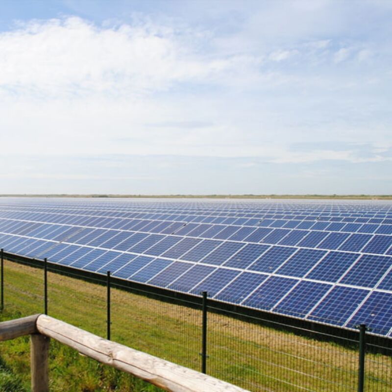 Des supports de montage solaire au sol polyvalents avec vis dans le système de fondation adapté à la plupart des types et conditions de sol
