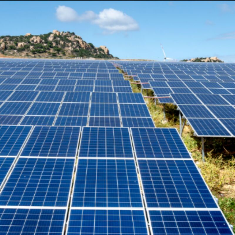 Supports de montage solaires au sol avec des composants en aluminium anodisé résistant à la corrosion, conçus pour un assemblage facile et une utilisation extérieure à long terme.