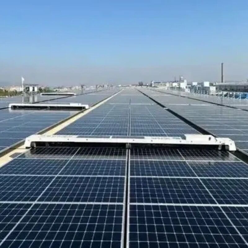 Des supports de montage polyvalents pour les panneaux solaires sur le toit, adaptés aux toits en métal et en tuiles à faible pente plates, assurant une fixation sûre.