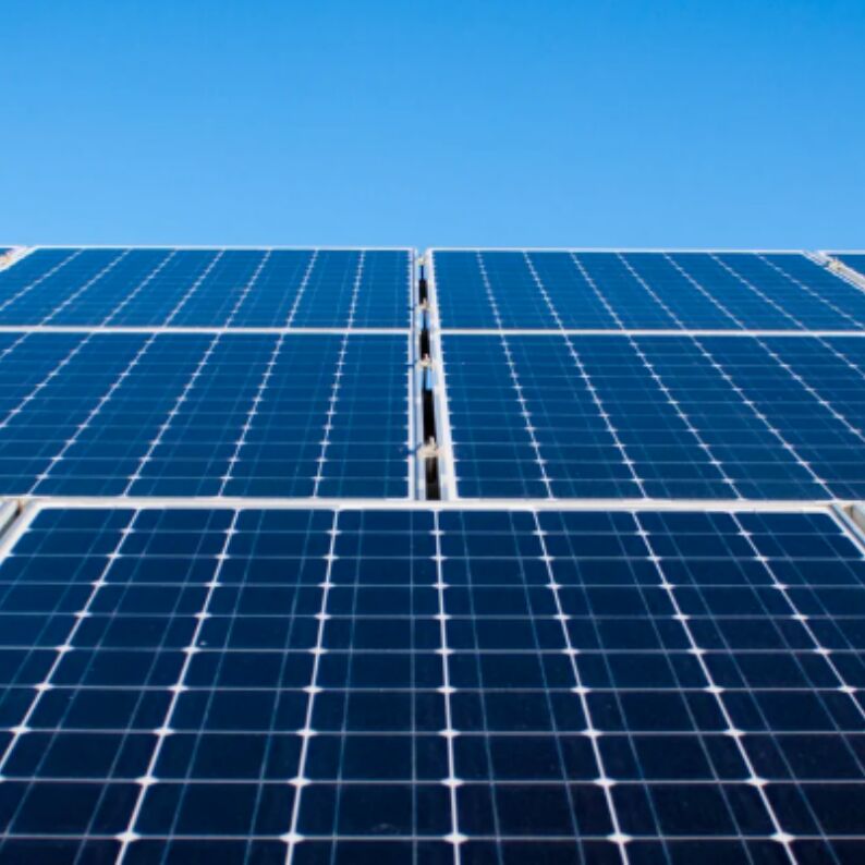 Des supports de montage polyvalents pour les panneaux solaires sur le toit, adaptés aux toits en métal et en tuiles à faible pente plates, assurant une fixation sûre.