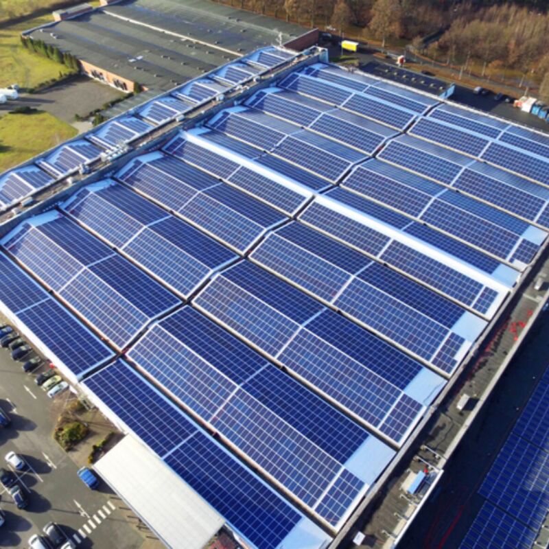 Des supports de montage de toits de panneaux solaires durables conçus pour les toits métalliques avec une option de pied de boulon suspendu garantissant une installation et des performances faciles