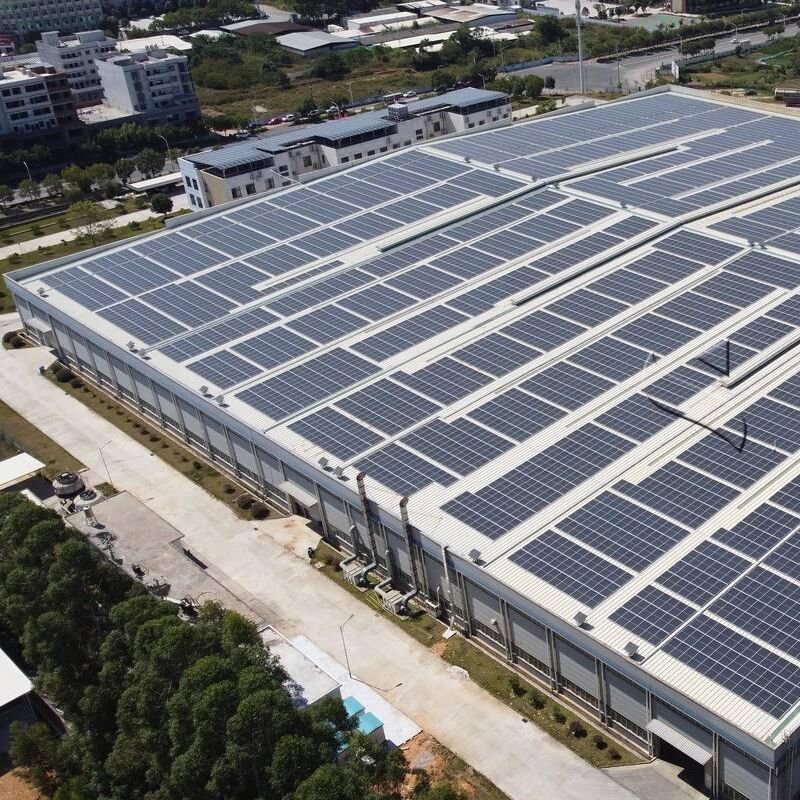 Des supports de montage de toits de panneaux solaires compatibles avec différents types de modules solaires assurant leur installation sur des toits métalliques