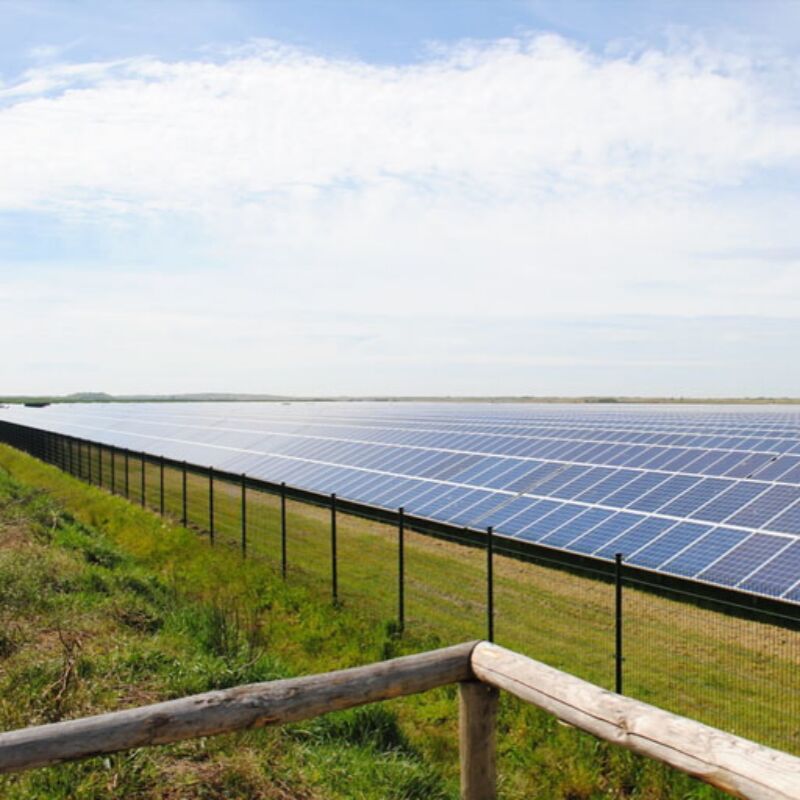 Supports de montage solaire au sol robustes avec rails de support en aluminium extrudé et pieds de montage réglables pour un alignement précis